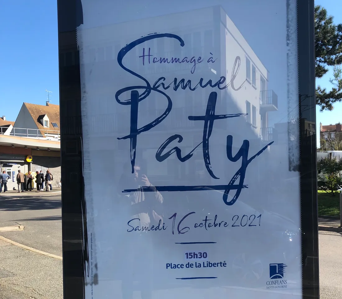 Affiche de l'hommage à Samuel Paty dans les rues de Conflans-Sainte-Honorine.